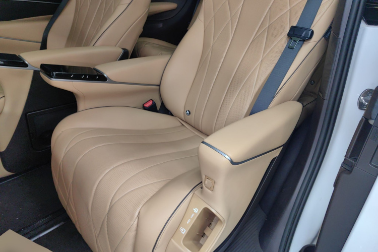 腾势D9 2024款 DM-i 970 豪华型中控内饰7004