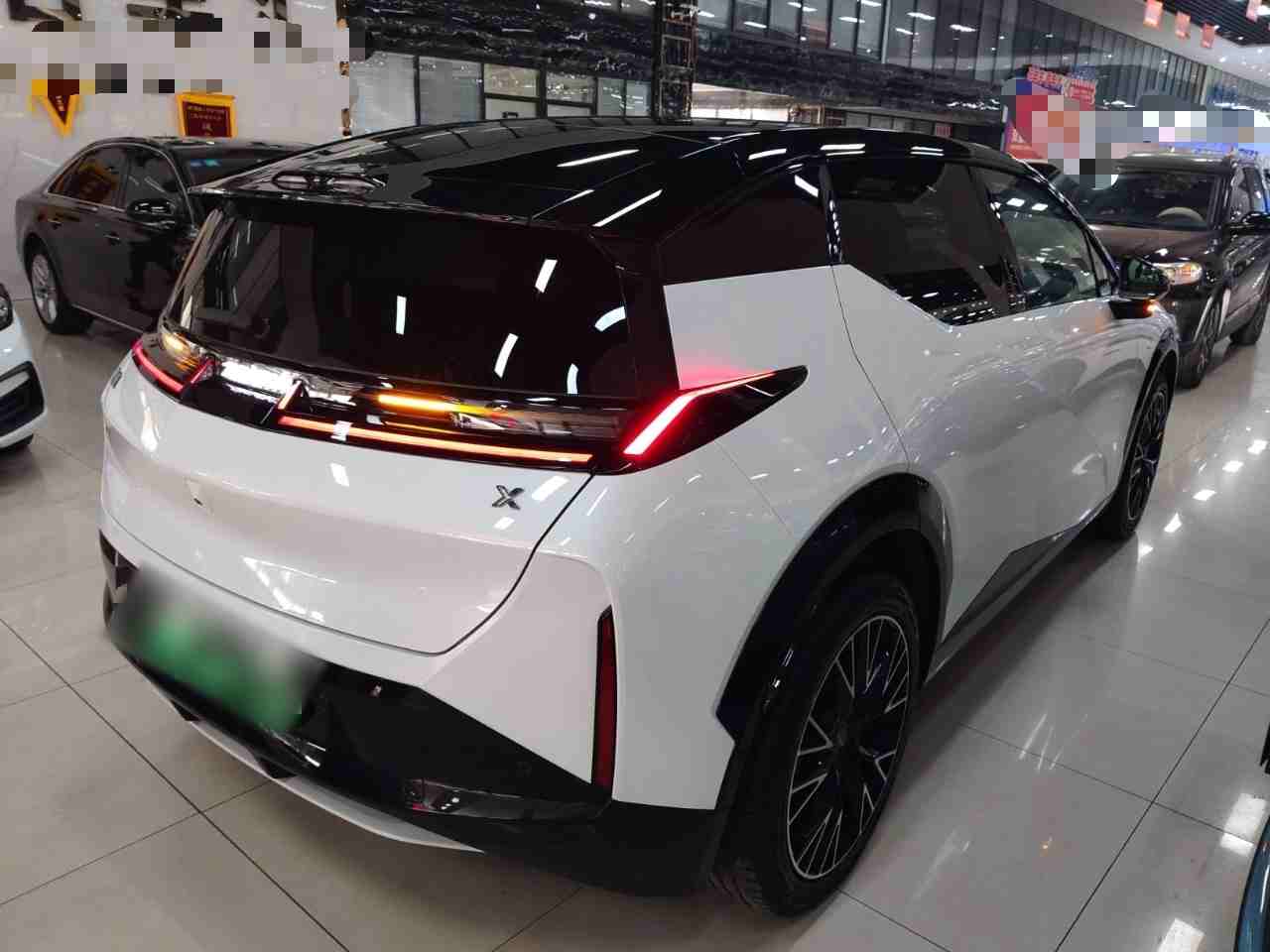 车辆右后45度外观展示