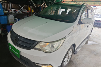 宝骏730 2014款 1.5L 手动豪华导航ESP版 7座