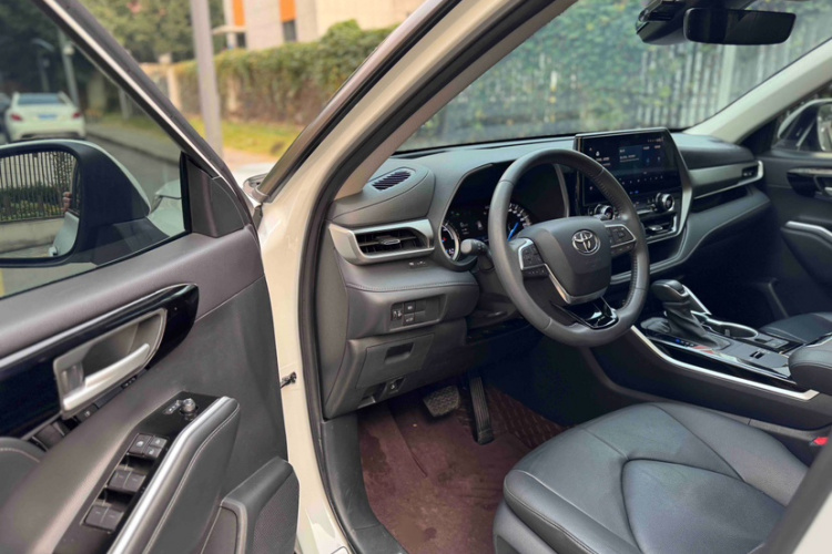 丰田 汉兰达 2022款 双擎 2.5L 两驱尊贵版 7座中控内饰7011