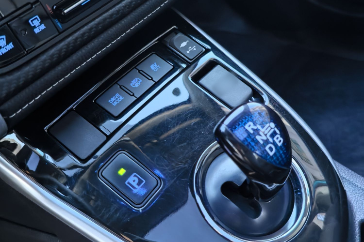 丰田 雷凌双擎E+ 2019款 1.8PH V E-CVT豪华版中控内饰7011