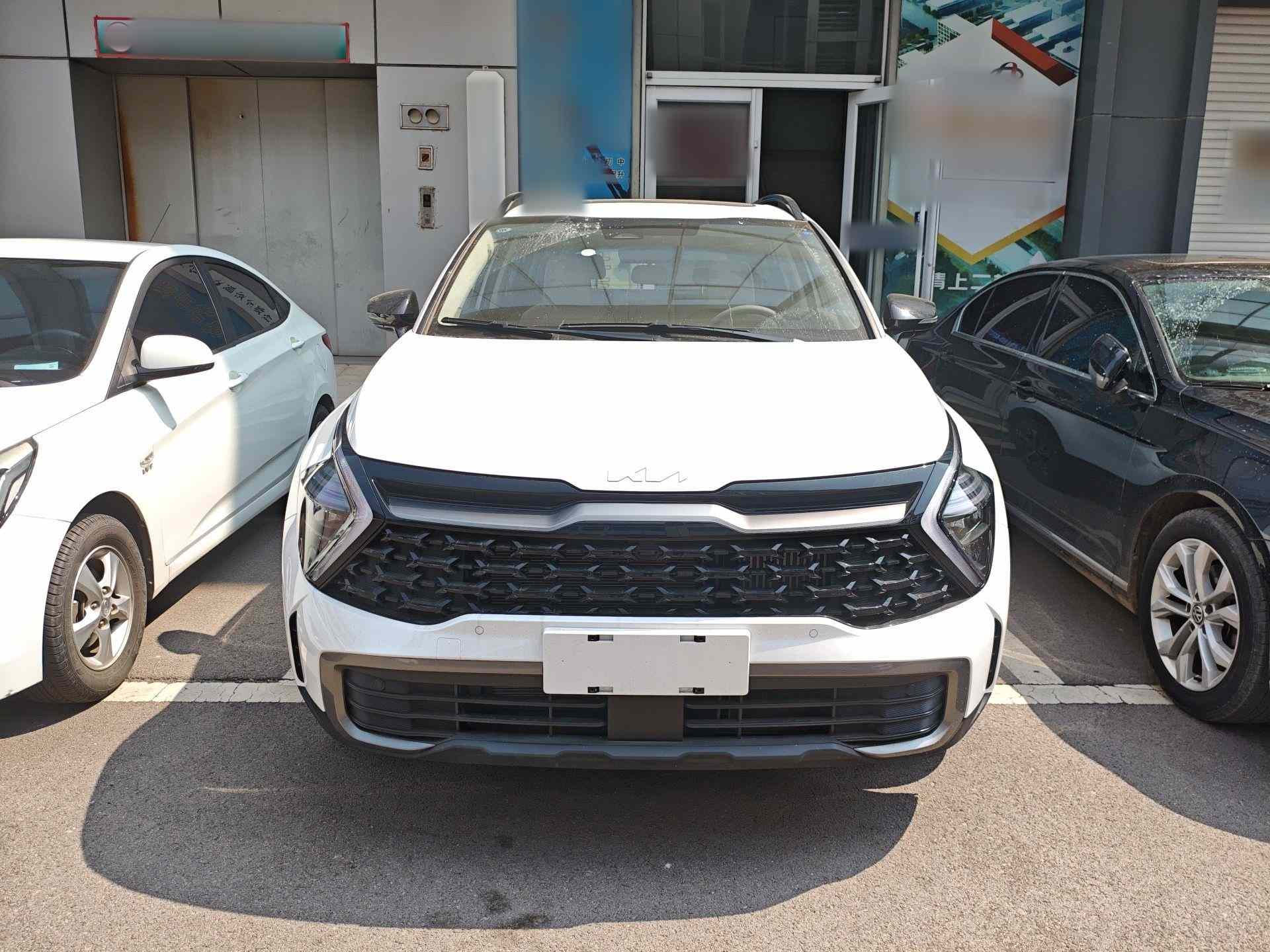 起亚 狮铂拓界 2025款 1.5T 两驱尊贵版(1)
