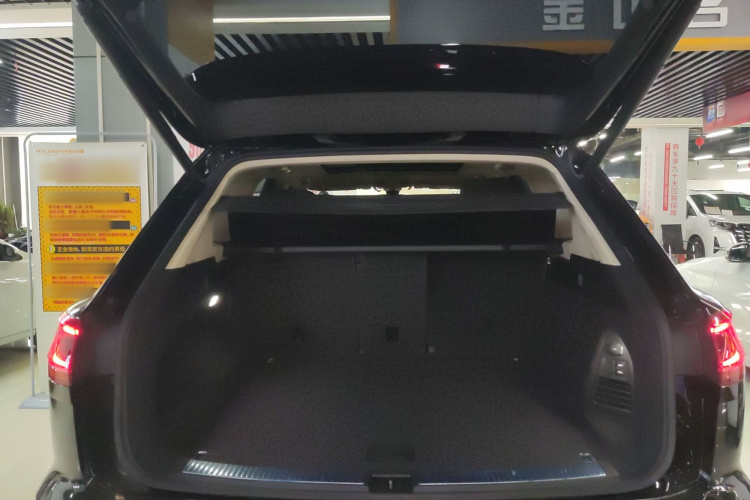 大众 途锐 2022款 3.0TSI 锐享版 曜黑运动套装机舱底盘23