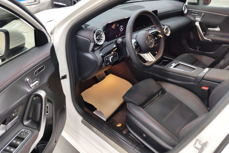 奔驰A级 2024款 改款 A 200 L 时尚型中控内饰20