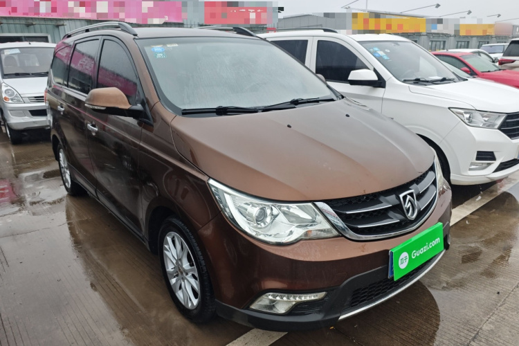 宝骏730 2014款 1.5L 手动豪华型 7座车身外观3