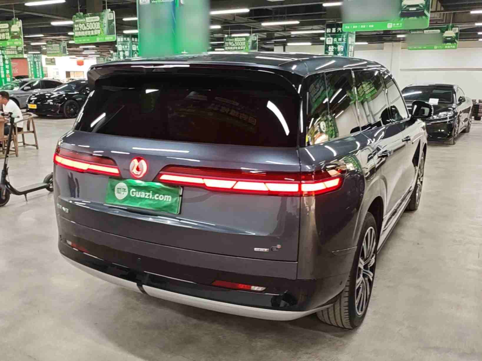 车辆右后45度外观展示