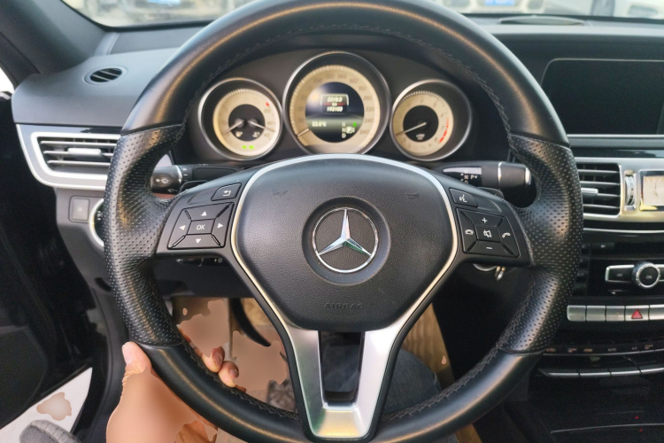奔驰E级 2014款 改款 E 300 L 运动型中控内饰13