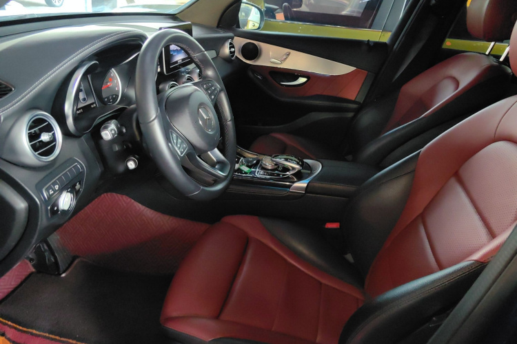 奔驰GLC轿跑 2019款 改款 GLC 200 4MATIC 轿跑SUV中控内饰19