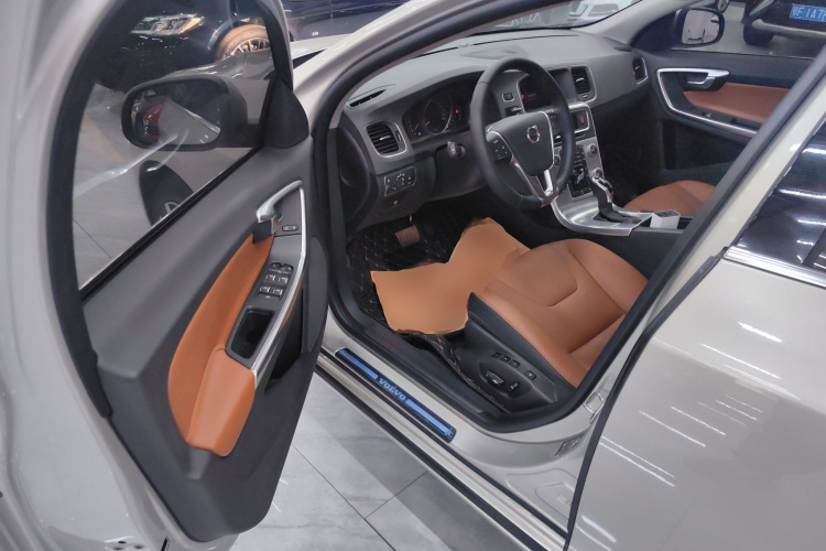 沃尔沃S60 2019款 S60L T3 智进版中控内饰20