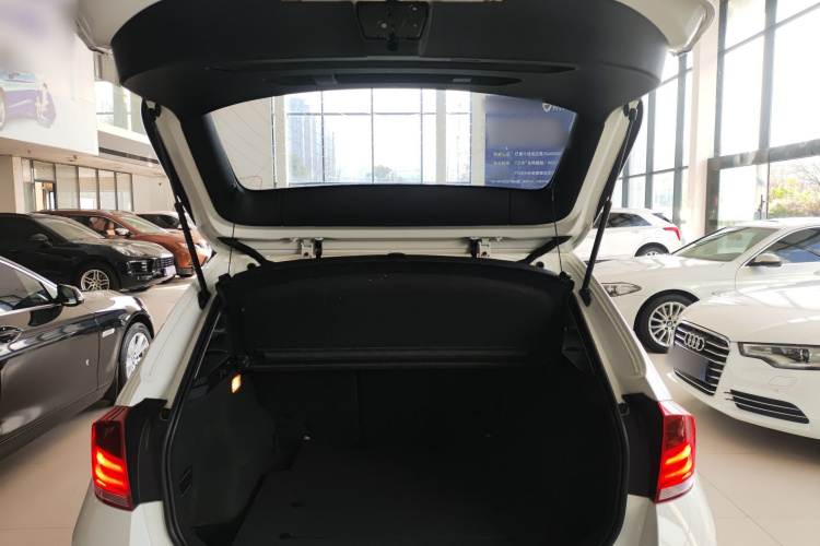 宝马X1 2013款 sDrive18i 领先型机舱底盘23