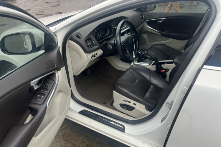 沃尔沃V40 2013款 2.0T 智雅版中控内饰7003