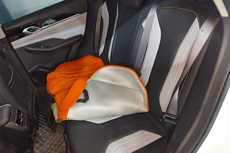 吉利汽车 2023款 缤越COOL 1.5TD DCT冠军版中控内饰7004