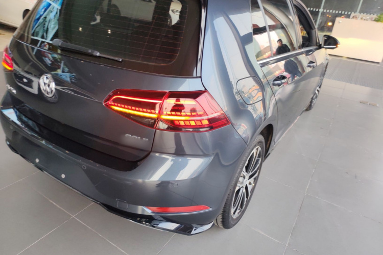 大众 高尔夫 2018款 280TSI 自动R-Line型车身外观9