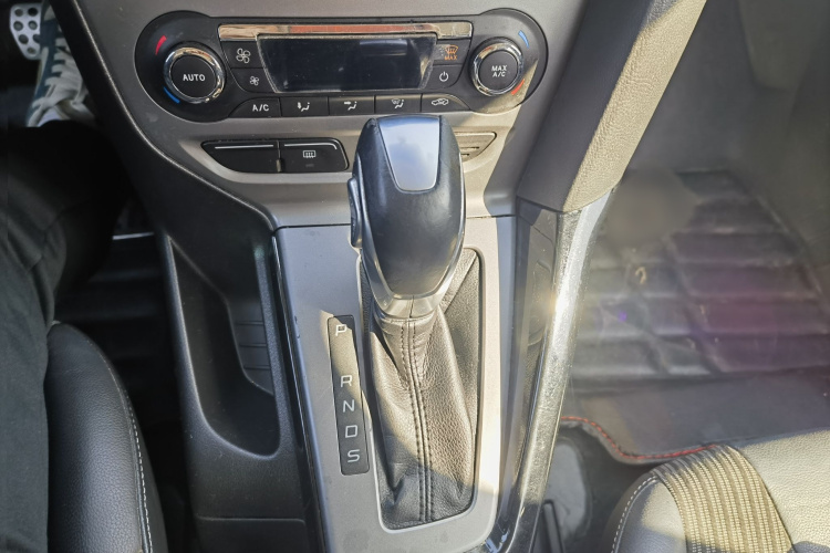 福特 福克斯 2012款 三厢 1.6L 自动风尚型局部细节18