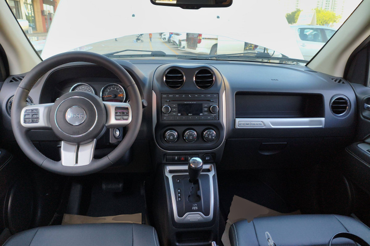 Jeep 指南者(进口) 2014款 改款 2.4L 四驱舒适版中控内饰7002