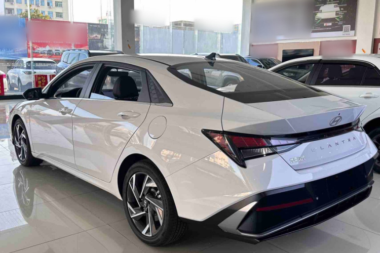 现代 伊兰特 2023款 1.5L CVT GLX精英版车身外观6006