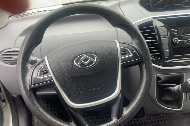 上汽大通MAXUS 新途V80 2021款 2.0T 手动经典城配王短轴超低顶3座中控内饰7004