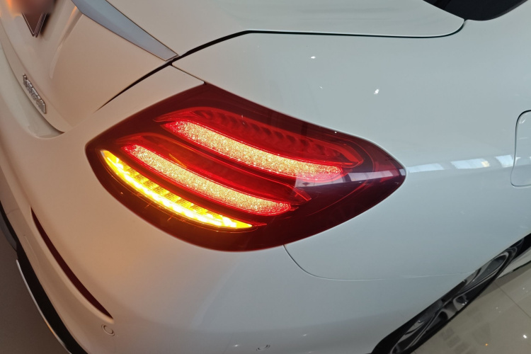 奔驰E级 2019款 E 260 L 运动型车身外观9