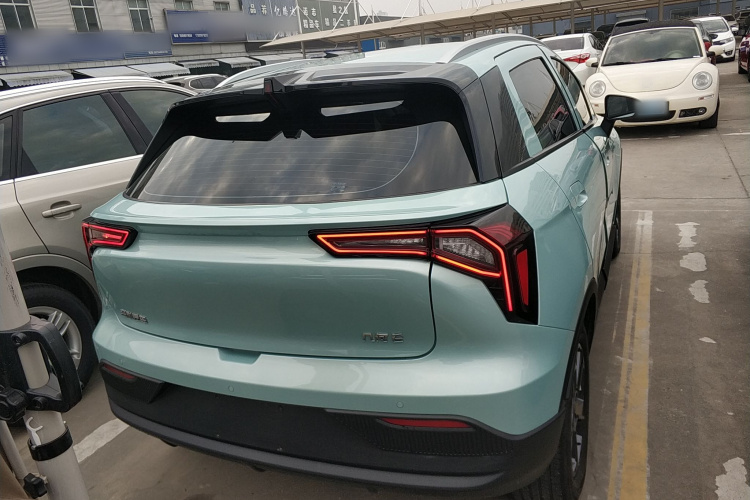 吉利几何E萤火虫 2024款 301km 星光车身外观6