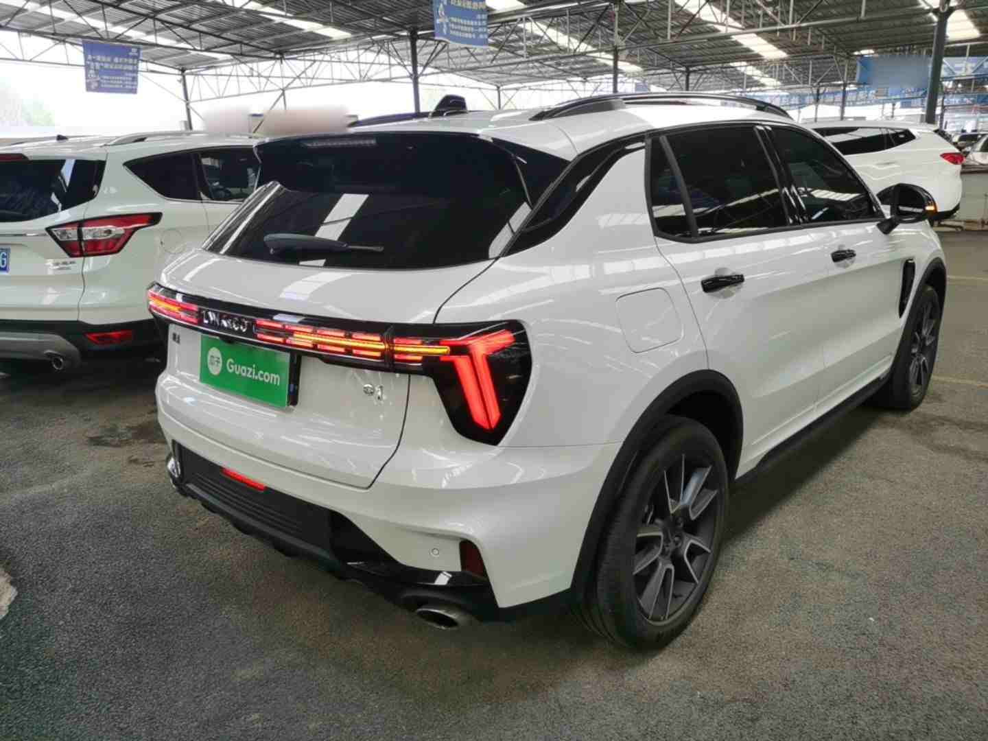 车辆右后45度外观展示
