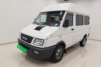 依维柯得意 2021款 2.5T A35 M1客车5-9座短轴中顶双胎手动门