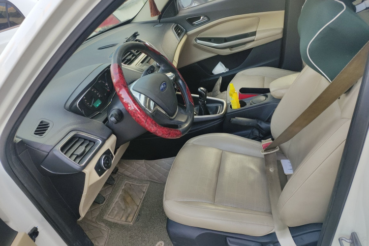 福特 福睿斯 2015款 1.5L 手动时尚型局部细节19