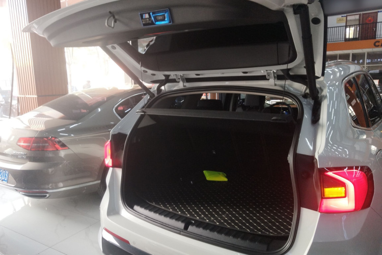 宝马X1 2023款 sDrive25Li X设计套装机舱底盘23