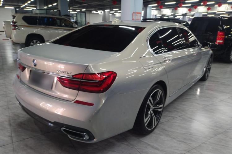 宝马7系 2018款 740Li xDrive 尊享型 M运动套装车身外观7