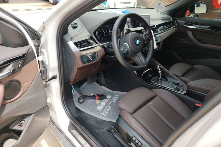 宝马X2 2020款 sDrive25i 领先型M越野套装中控内饰20