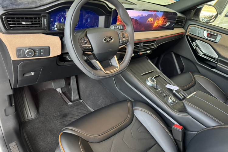 福特 探险者 2023款 EcoBoost 285 昆仑巅峰版 6座中控内饰7001