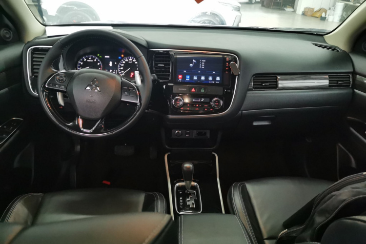 三菱 欧蓝德 2019款 2.4L 四驱致享版 5座 国VI中控内饰7002