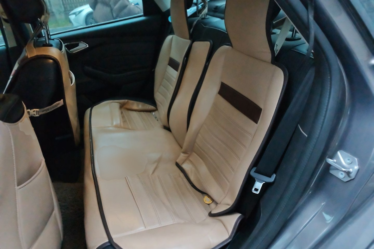 福特 福克斯 2012款 三厢 1.6L 自动风尚型中控内饰21