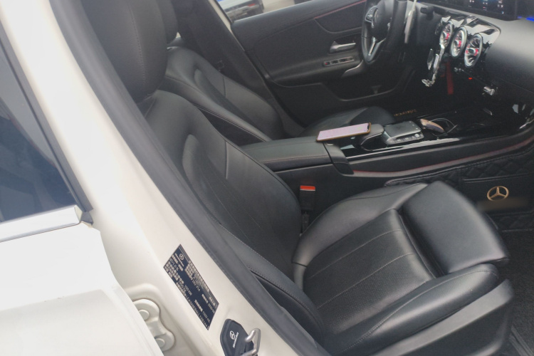 奔驰A级 2020款 改款二 A 180 L 运动轿车局部细节41