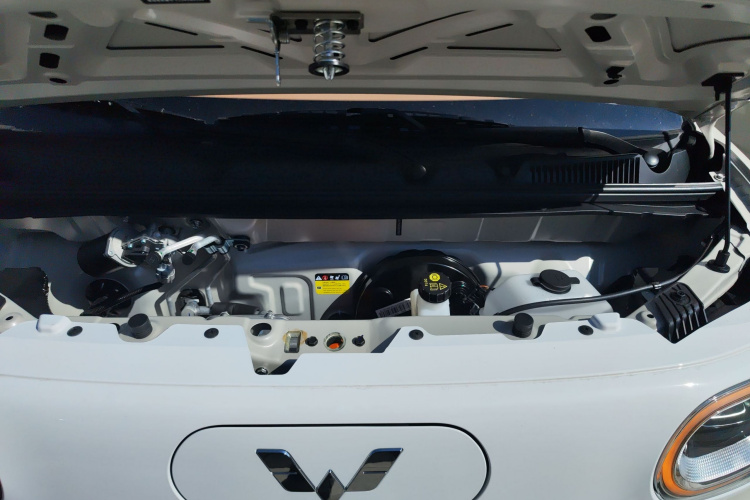 五菱汽车 宏光MINIEV 2024款 第三代 215km 青春版机舱底盘24