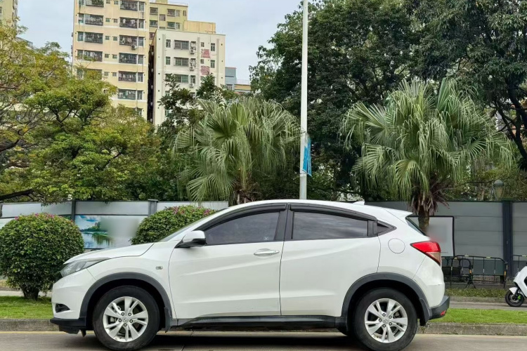 本田 缤智 2015款 1.8L CVT两驱精英型车身外观4