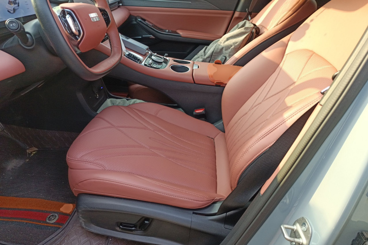 吉利银河 银河L6 2025款 EM-i 140km 探索+版中控内饰19