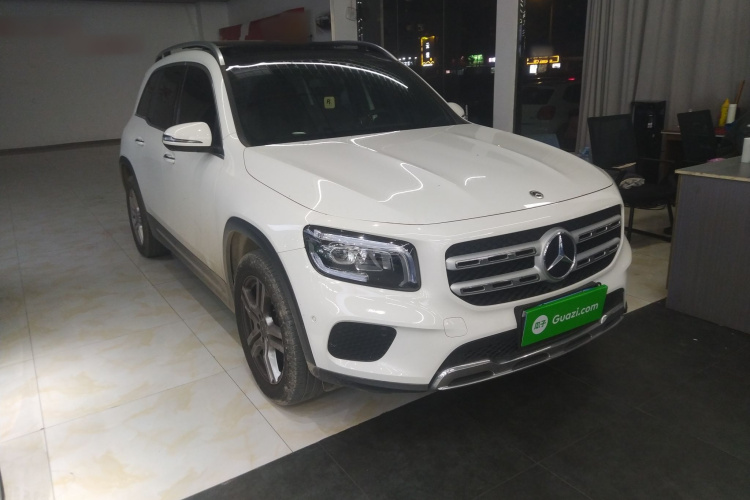 奔驰GLB 2023款 GLB 220 动感型车身外观3