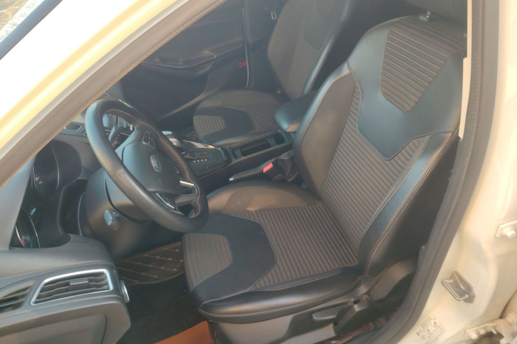 福特 福克斯 2018款 两厢经典 1.6L 自动风尚型智行版中控内饰19