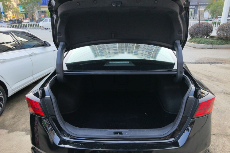 日产 天籁 2021款 2.0L XE 专享版机舱底盘23