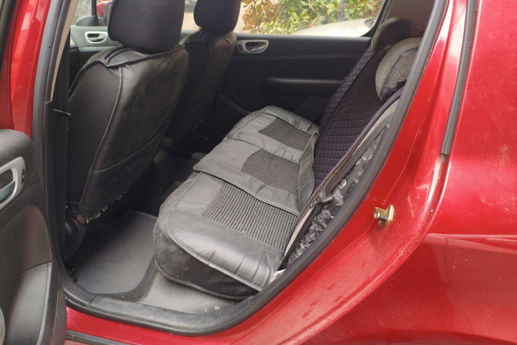 标致307 2013款 两厢 1.6L 手动舒适版中控内饰21