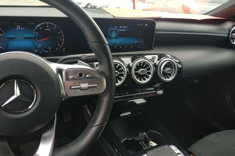 奔驰A级 2019款 A 200 L 运动轿车中控内饰12