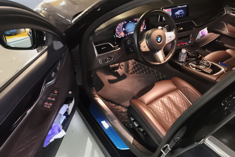 宝马7系 2021款 740Li 领先型 M运动套装中控内饰20
