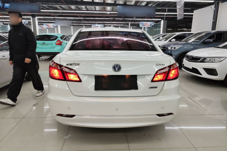 长安 逸动 2015款 1.6L 自动豪华型车身外观6