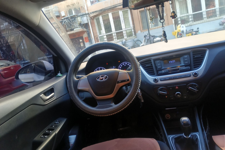 现代 悦纳 2016款 1.4L 手动炫酷版GLS中控内饰13