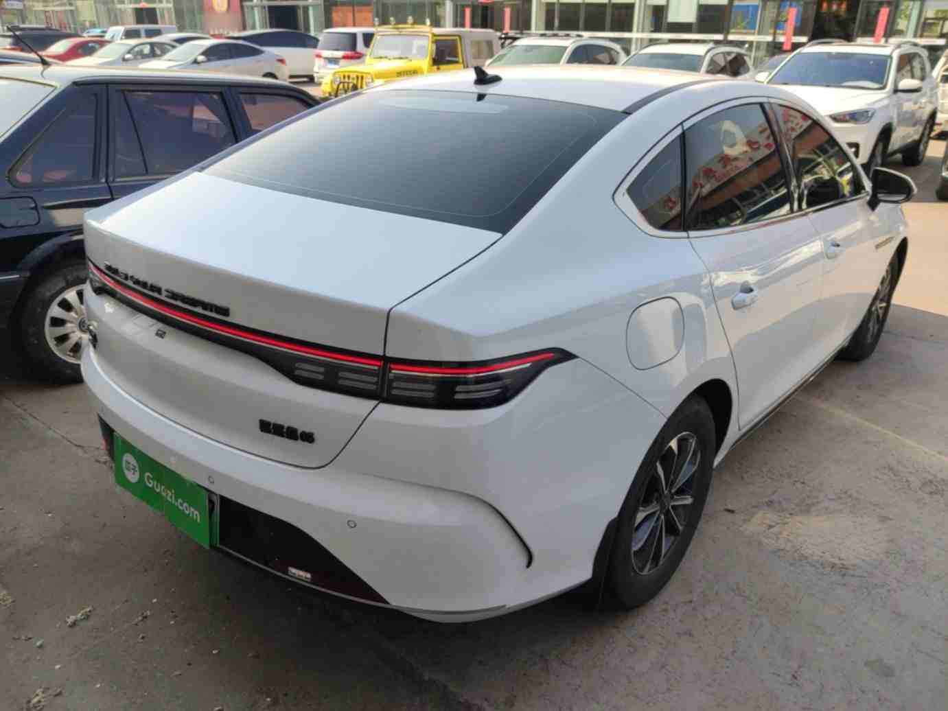 车辆右后45度外观展示
