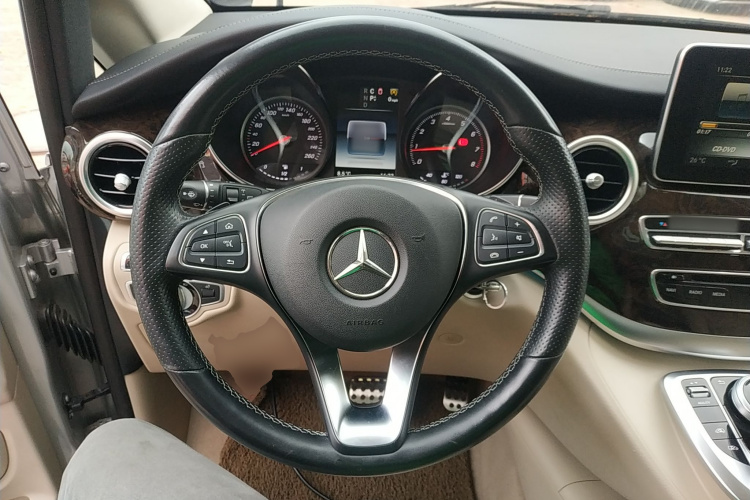 奔驰V级 2016款 V 260 L 尊贵加长版中控内饰13