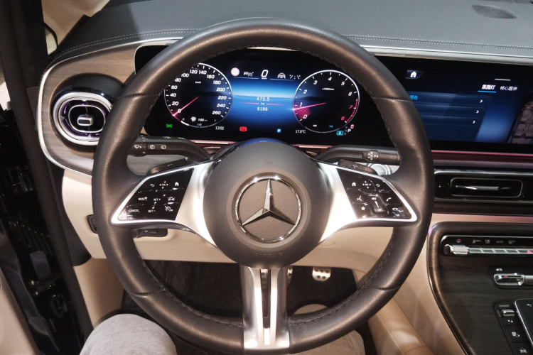 奔驰V级 2024款 V 300 L 长轴距尊贵版中控内饰13
