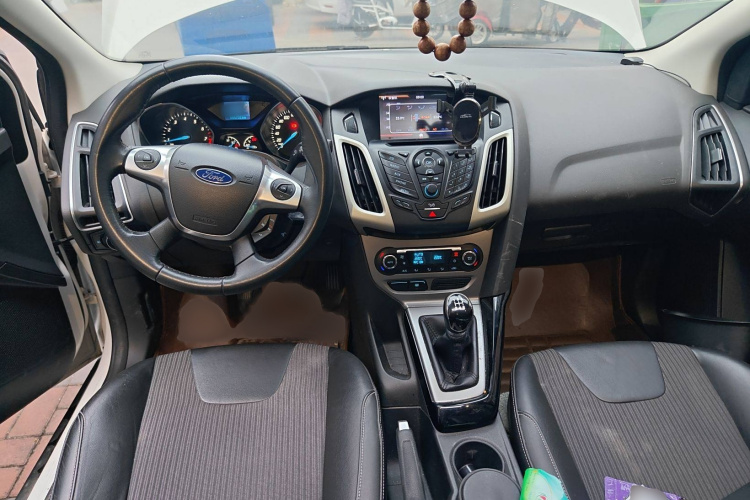 福特 福克斯 2012款 三厢 1.6L 手动风尚型中控内饰7002