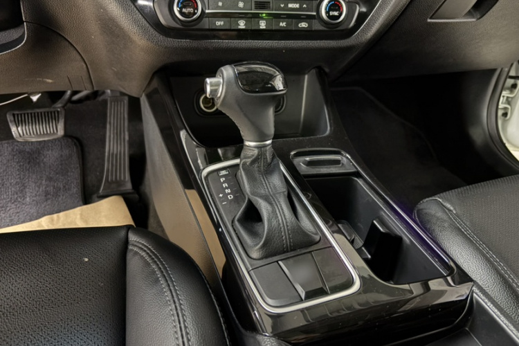 起亚K4 2014款 1.8L 自动DLX中控内饰7007