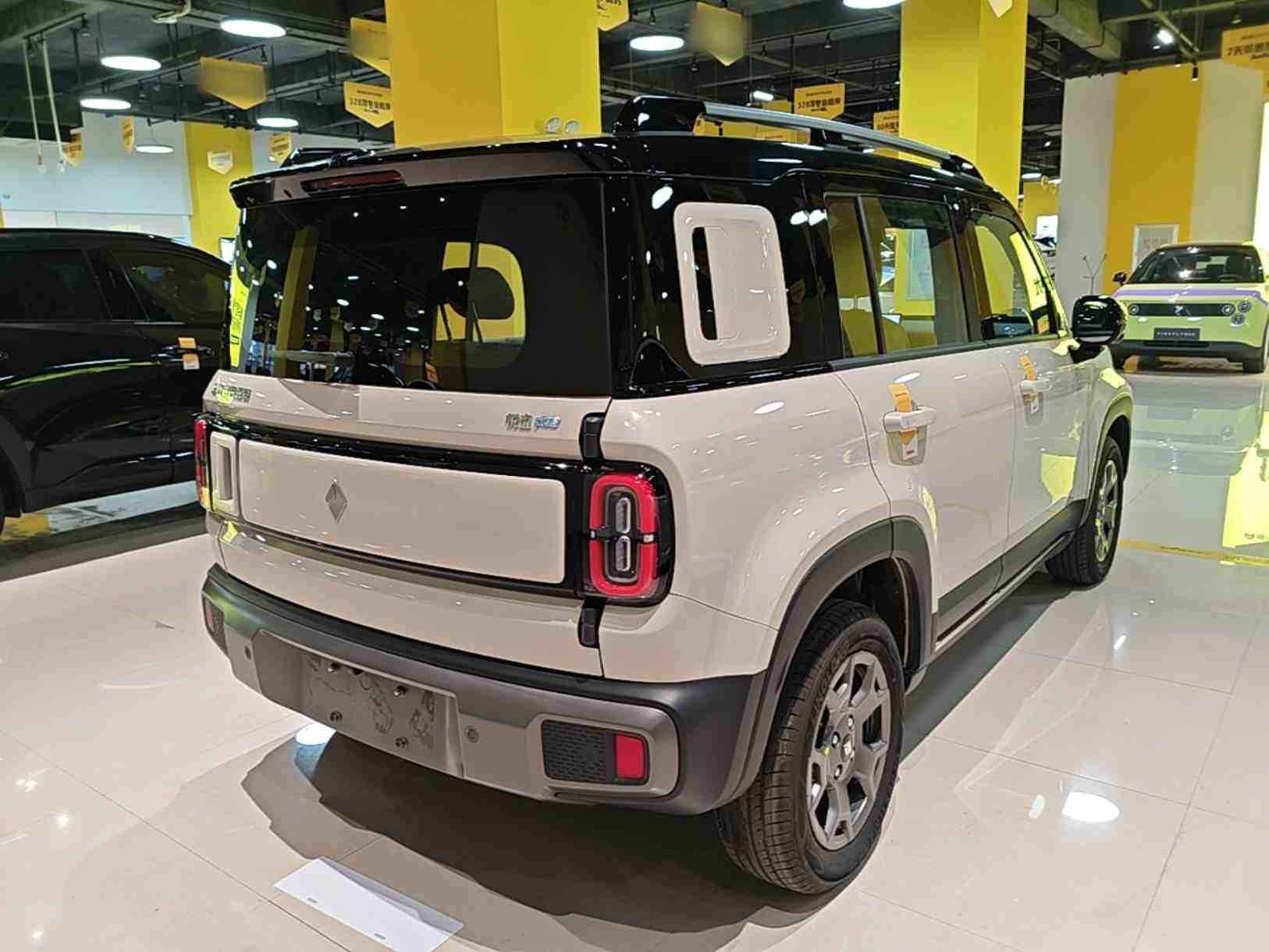 车辆右后45度外观展示